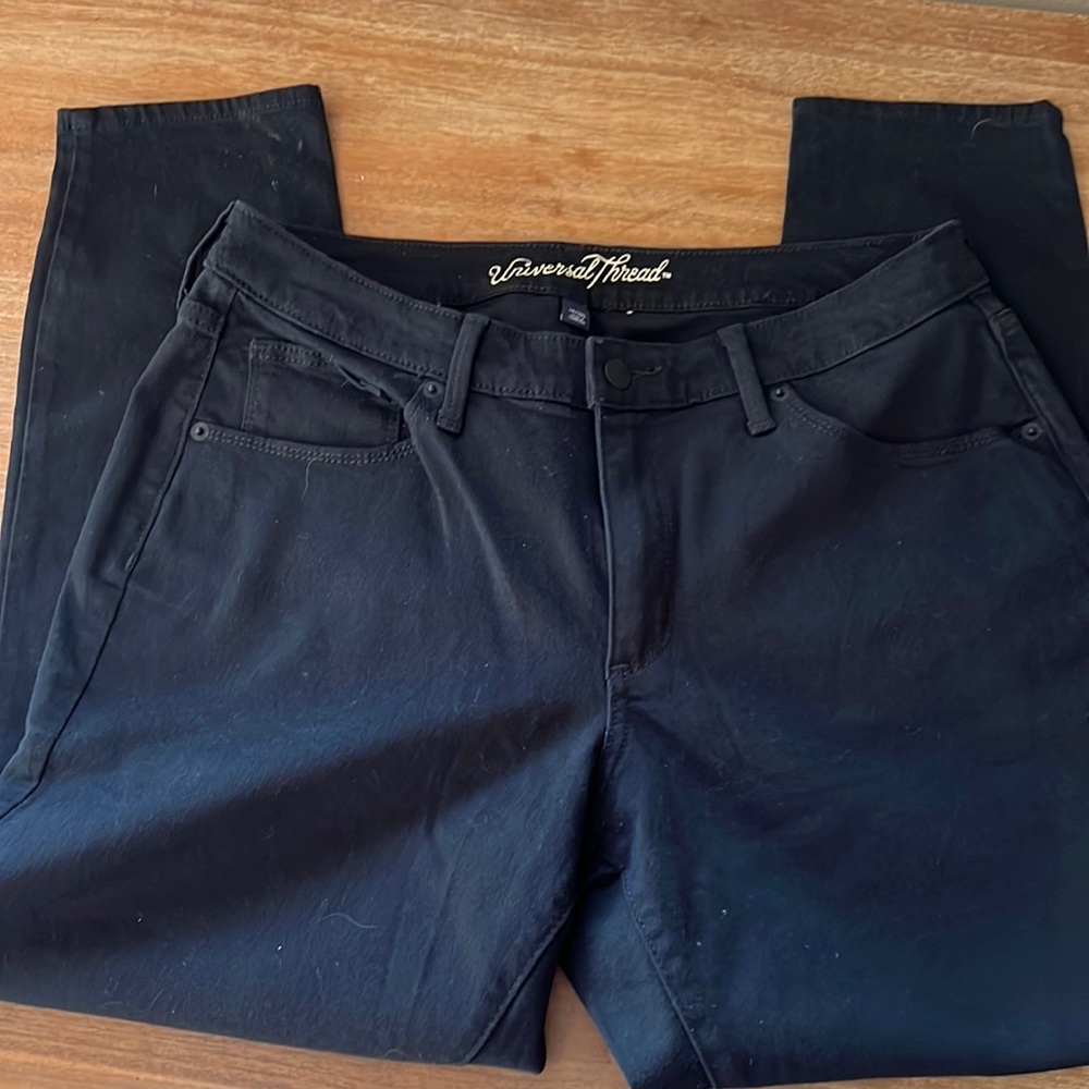 Universal Thread Mid Rise Curvy Skinny Jeans
Size 14/32S like new